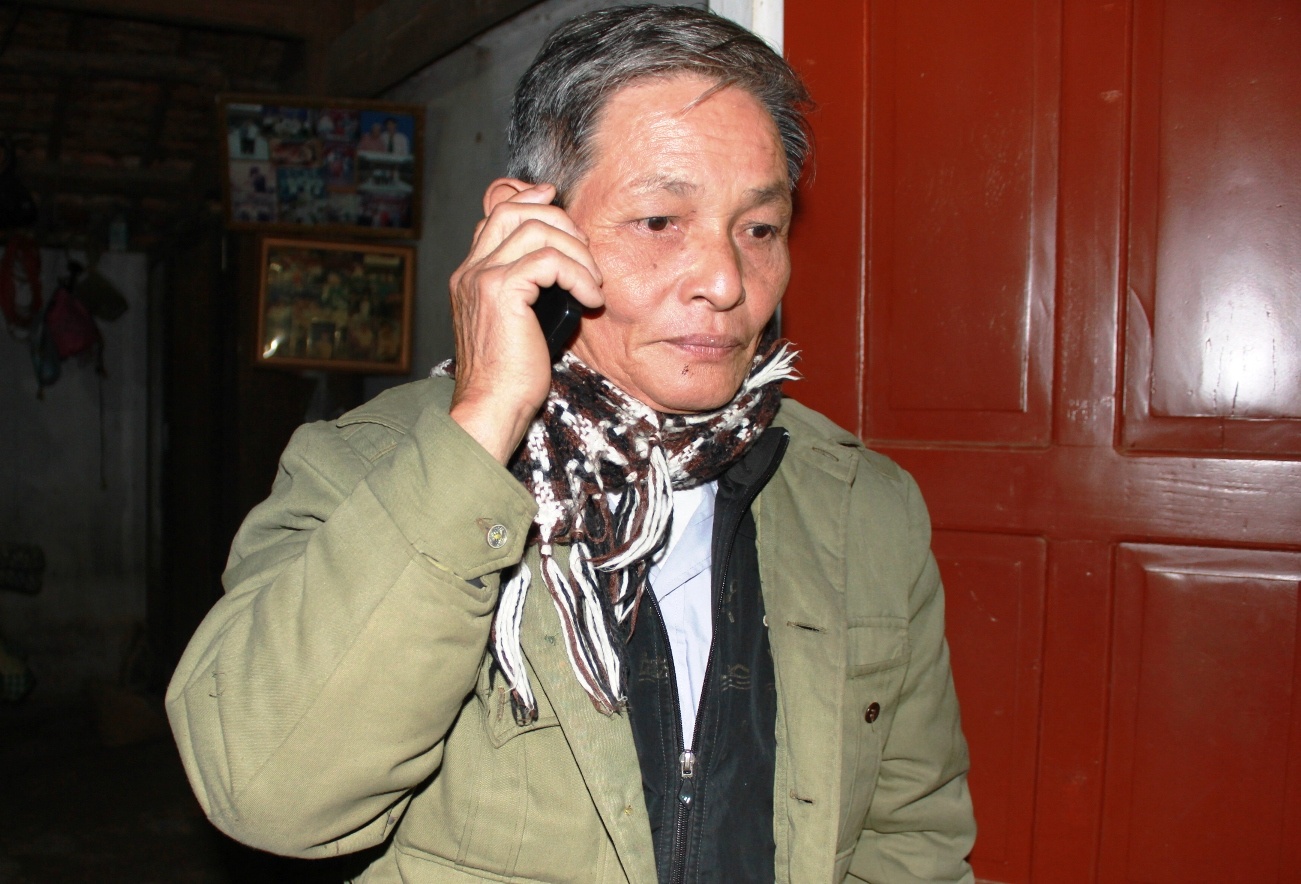 Tay ông Diệm không rời chiếc điện thoại, suốt ngày túc trực để chờ ngóng tin tức từ hiện trường. Trong ảnh là ông Diệm đang nói chuyện với anh Bắc.