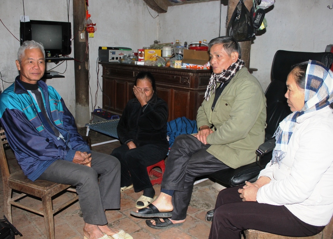 Những người hàng xóm đến chia sẻ, động viên gia đình ông Diệm.