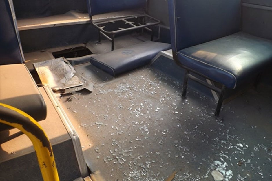 Nhiều mảnh vỡ của kính chắn gió rơi tung tóe khắp nơi trên xe buýt.