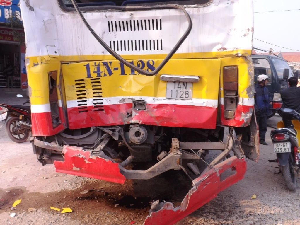 Xe buyt tong vao nha dan hinh anh