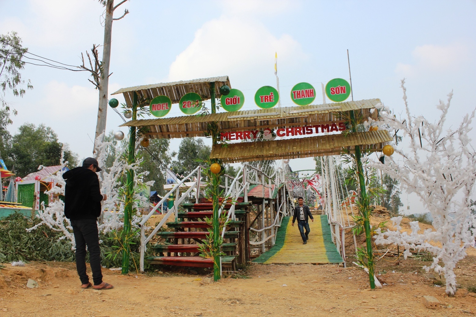 Ngoài cây thông thì tại Linh địa Trại Gáo còn có khu vui chơi đêm noel do các giáo xứ dựng lên trên một ngọn đồi cao nhất của nhà thờ.