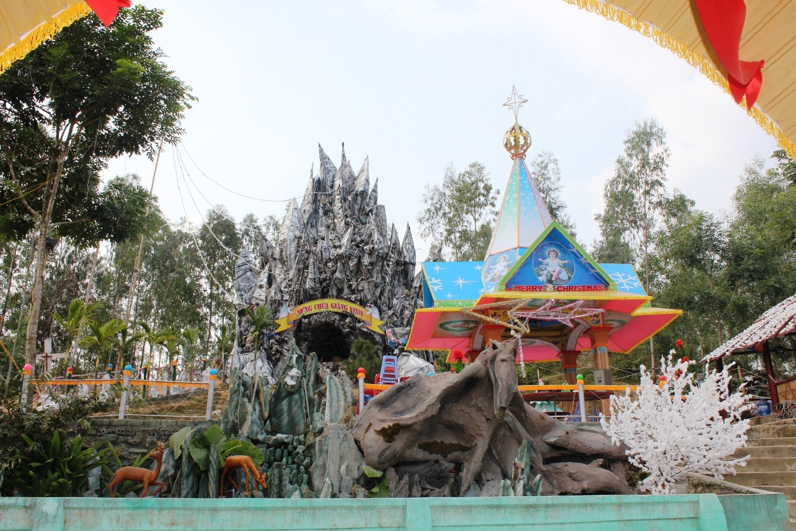 Khu hang đá rộng rãi, nhìn rất hấp dẫn.