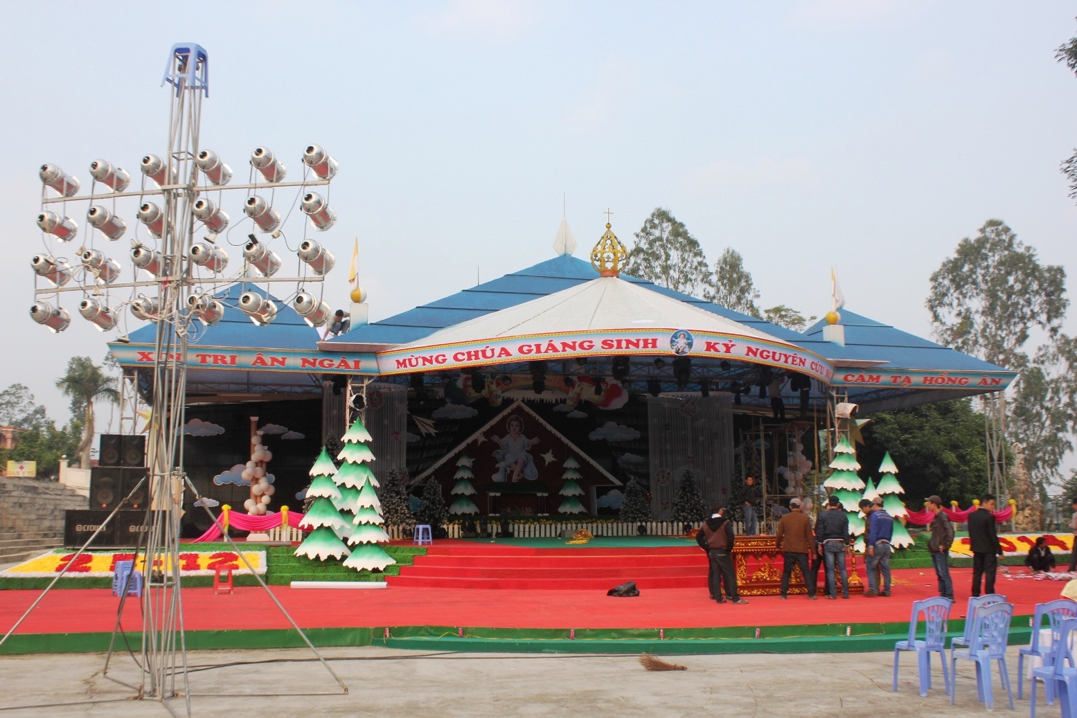 Khu sân khấu làm lễ, tổ chức văn nghệ đang gấp rút hoàn thành để phục vụ cho dịp lễ Giáng sinh cận kề.