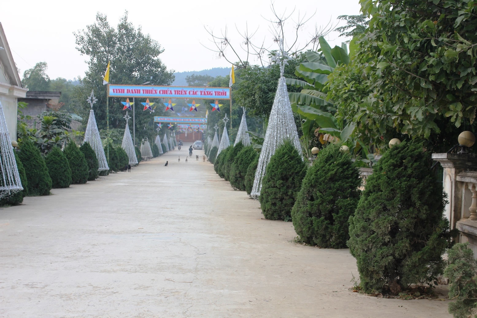 Giáo xứ Linh địa Trại Gáo nhìn từ ngoài cổng vào.