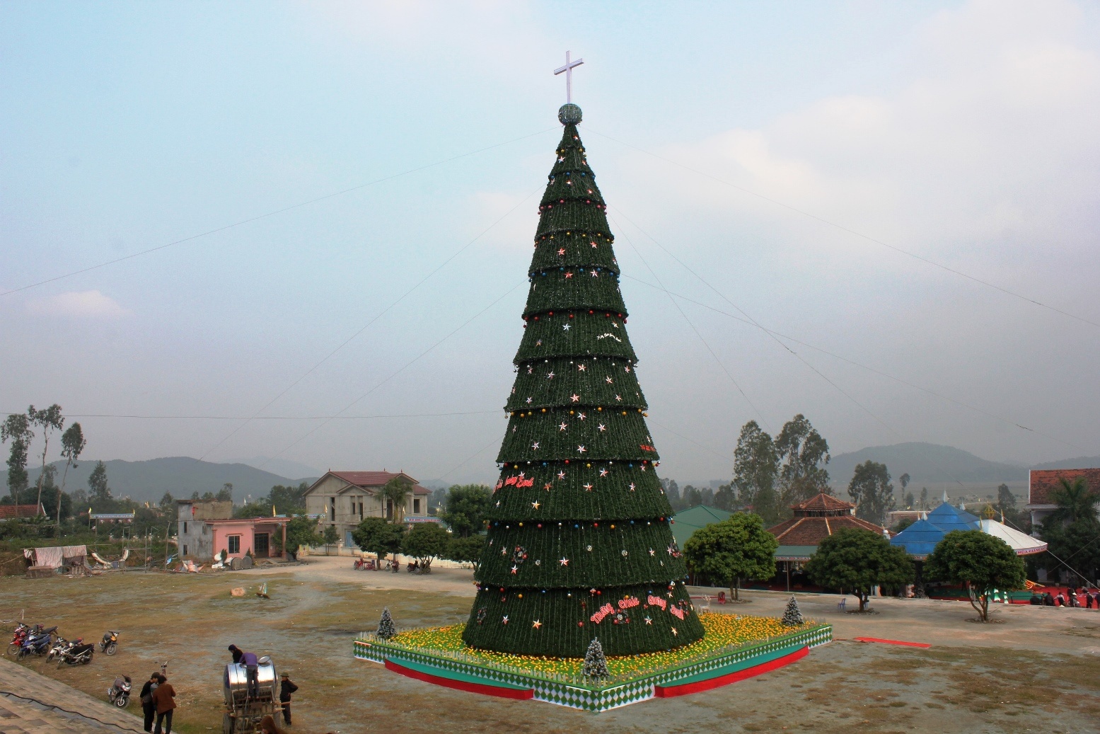 Toàn cảnh cây thông Noel 