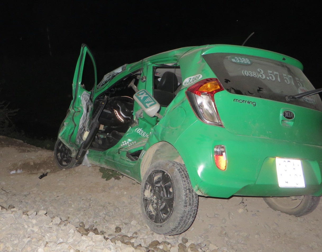 Taxi cho 3 nguoi di choi Noel bi tau hoa tong vang 50m hinh anh