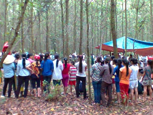 Bi ngan cam tinh cam, hai hoc sinh om nhau that co tu tu hinh anh