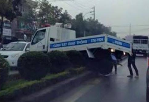 Xe CSGT tranh nguoi, leo len dai phan cach hinh anh