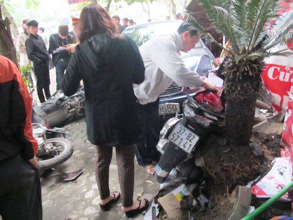 3 chiếc xe máy nằm ngổn ngang tại hiện trường vụ tai nạn kinh hoàng.