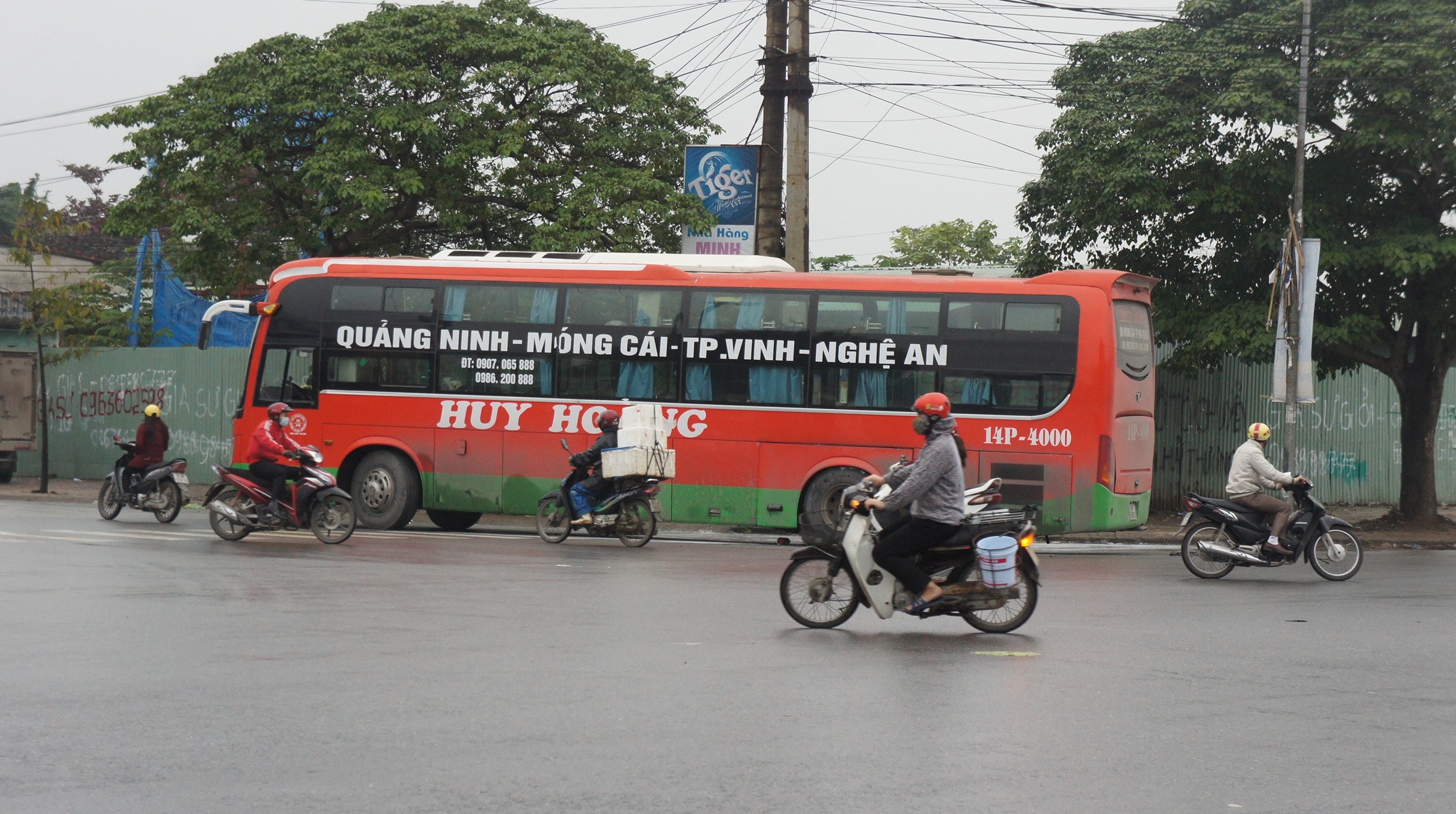 Xe giuong nam boc khoi, hanh khach hoang hot thao chay hinh anh