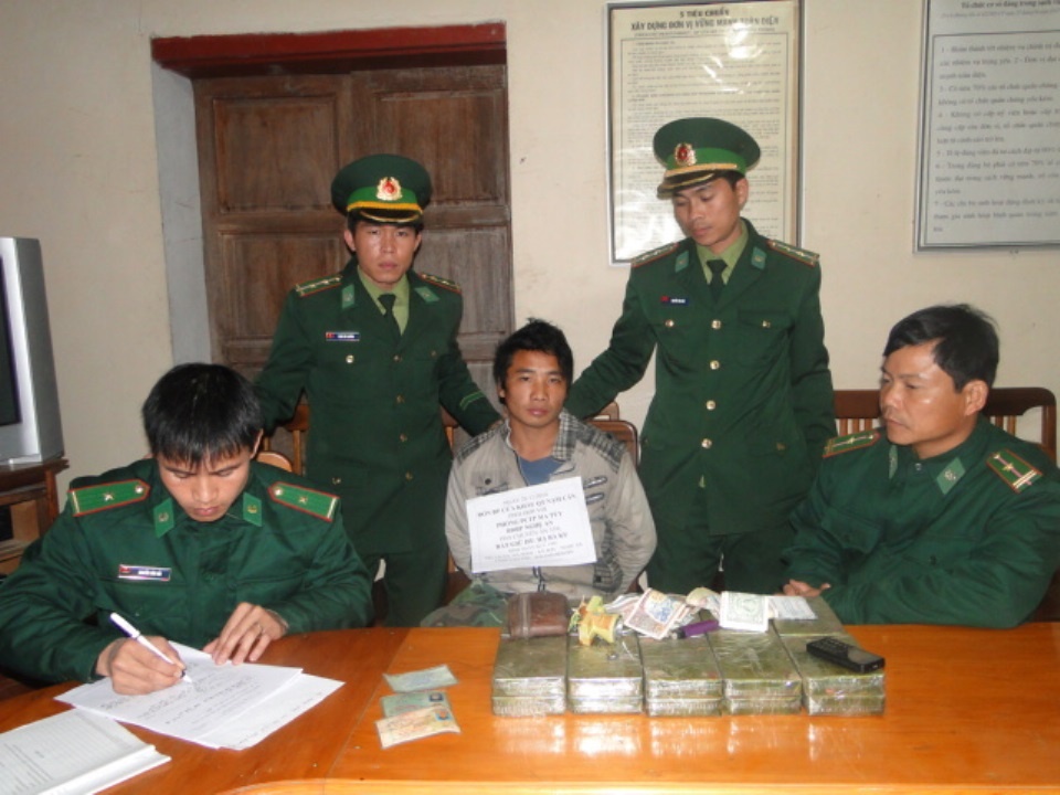 Hạ Bá Cu và tang vật tại đồn Biên phòng.