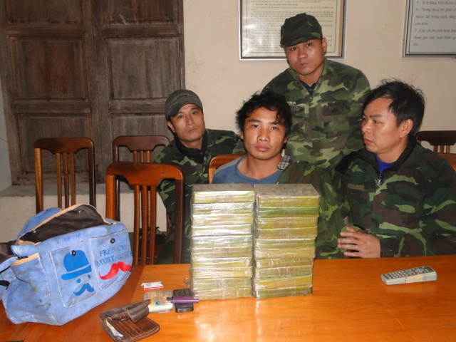 9X nguoi Mong van chuyen 20 banh heroin hinh anh