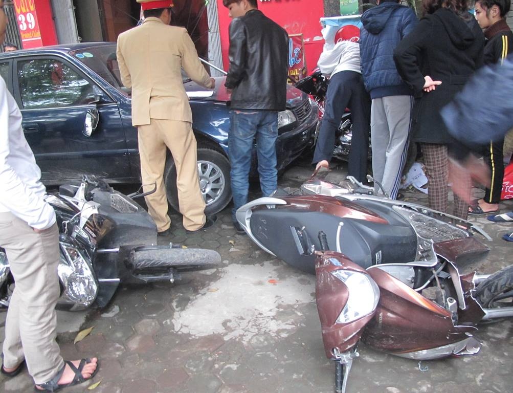 Oto gay tai nan lien hoan, chan tai xe dinh vao chan ga hinh anh