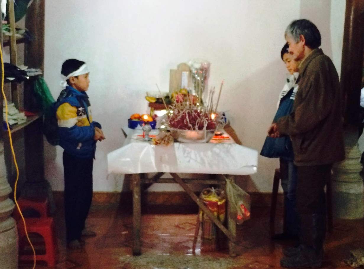 Bàn thờ của Tuấn (ảnh trên) và của Trang (ảnh dưới) được hai gia đình lập ngay chỗ các em thường hay ngồi học.