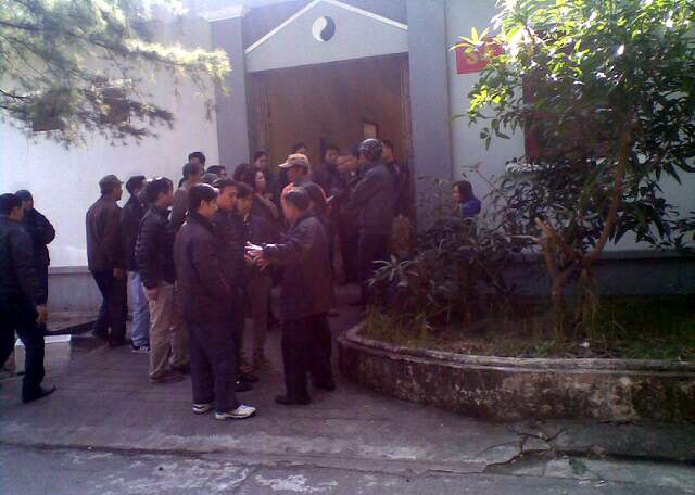 Thi thể các nạn nhân được đưa đến nhà tang lễ .