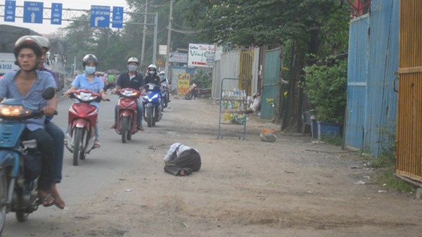 Thanh niên giả người khuyết tật lết trên đường đi ăn xin.