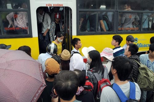 Xe buýt đông đúc trong giờ cao điểm là nơi xảy ra hành vi quấy rối.