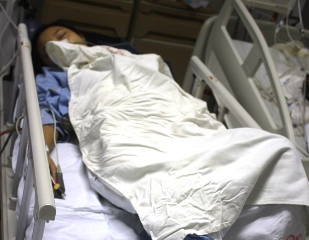 Thieu nu 17 vo bung nghi do thuoc no hinh anh