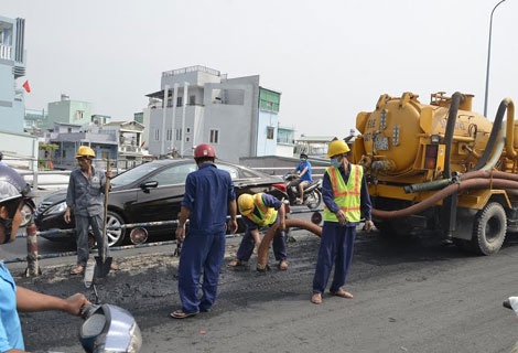 Truy tim xe tai lam roi bun thoi xuong mat cau Chanh Hung hinh anh