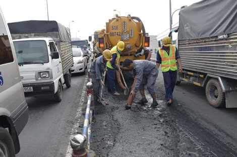 Hiện trường vụ xe tải làm đổ bùn trên cầu Chánh Hưng.