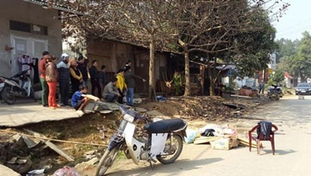 Nguoi dan ong nam chet giua duong sau chau nhau hinh anh