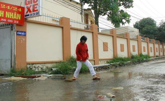 Nuoc thai tu benh vien xa ra hem hinh anh