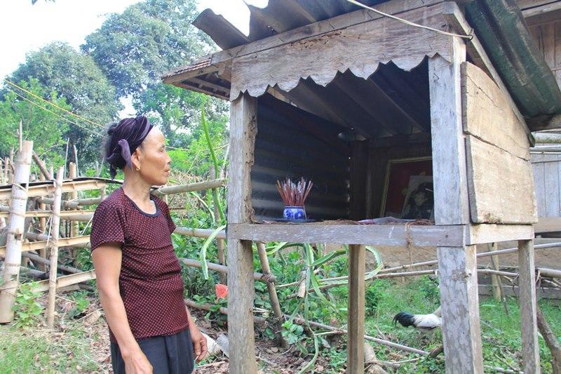 Khong co con trai, bi mang ra choi tho hinh anh