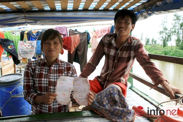 Ngay đối với những hộ đã được cấp đất để lên bờ cũng đang gặp khó trong việc xóa mù chữ cho con cái. 