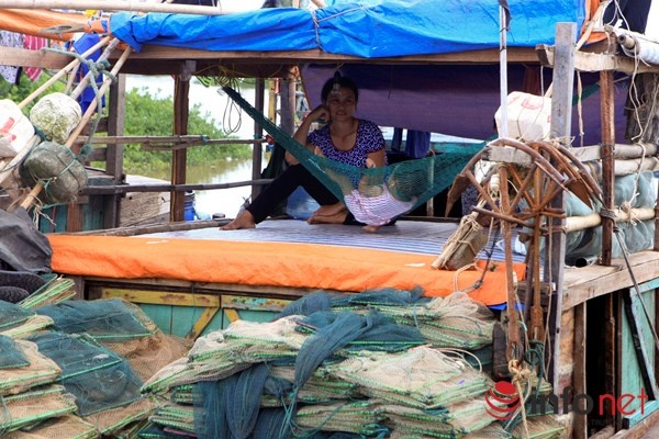 Vào những ngày nước lớn, người trong thôn thường đưa các cháu lên thuyền và chở đến gần trường để rút ngắn quãng đường đi bộ. Nhưng những ngày nước kiệt thì các cháu rất ngại đi.