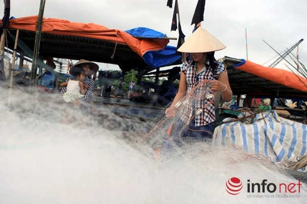 Cuộc sống của người dân nơi đây vẫn ngày qua ngày lênh đênh trên sông nước, mong ước lên bờ rồi vẫn phải quay về cuộc sống “đi cá, về đồ”, cố gắng cho con cái đi học xóa mù chữ rồi lại phải quay về đi biển phụ gia đình…