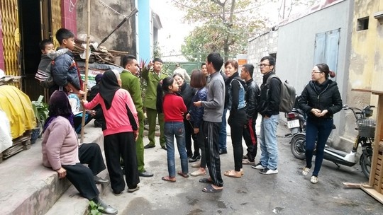 Người dân bàng hoàng trước hậu quả đau lòng của vụ cháy lớn.