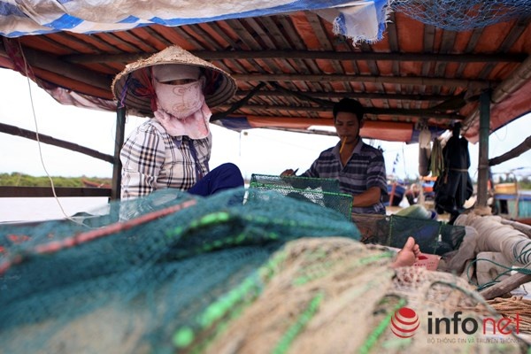 Mặc dù kinh tế ở mức trung bình, nhưng với nhiều người dân xóm Cao Bình, việc cho những đứa con nhỏ theo con chữ cũng giống như kiếp mưu sinh theo con nước đầy vơi.