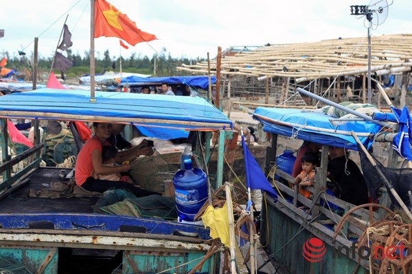 Bên cạnh việc mù chữ, nhiều hộ dân của Cao Bình vẫn phải sống theo diện “Tam đại đồng thuyền”, gần chục con người sống trên một chiếc thuyền gỗ, coi thuyền là nhà, chợ là sông.