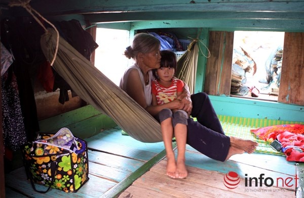 Trong khi chính bản thân người dân làng chài cũng rất hoang mang về việc tính kế sinh nhai khi lên bờ 