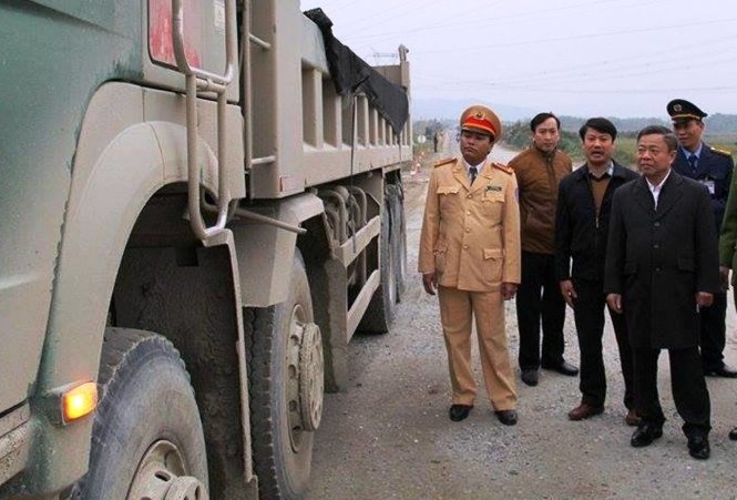 Chu tich tinh xuong duong, vao mo da bat xe qua tai hinh anh