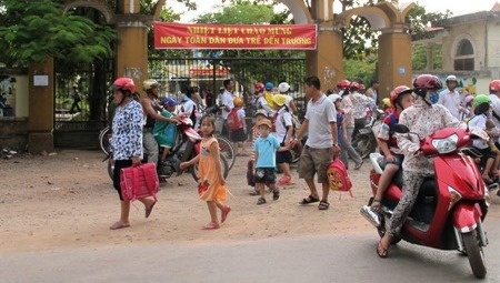 Ky luat hieu truong uu ai cho giao vien danh vo hinh anh