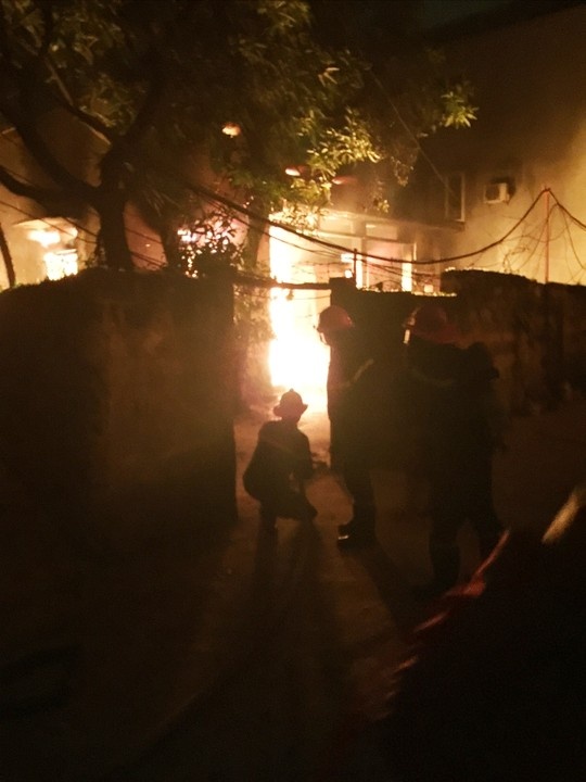 Lực lượng PCCC tới hiện trường chỉ vài phút sau khi nhận được tin báo đã triển khai ngay việc chữa cháy