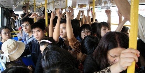 Môi trường đông đúc trên xe buýt thuận lợi cho việc quấy rối tình dục.