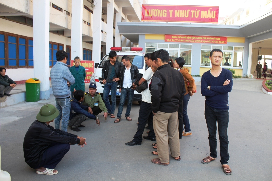 3 ngư dân được đưa vào bệnh viện đa khoa Hà Tĩnh để cấp cứu nhưng đã tử vong trước đó.