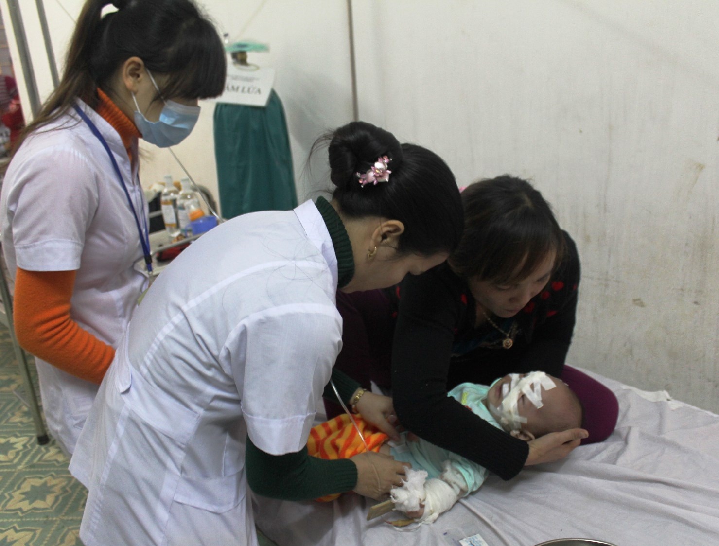 Bé Thùy Linh vẫn đang được các bác sĩ chăm sóc, theo dõi tại bệnh viện Sản - Nhi Nghệ An.