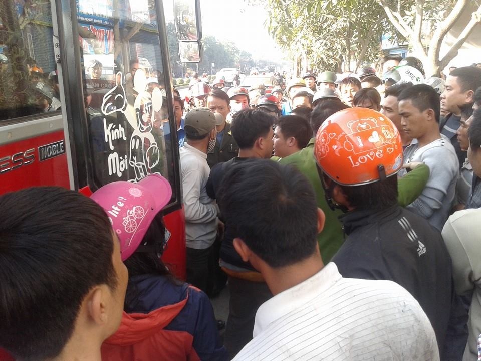 Hang chuc canh sat, kiem lam vay xe khach nghi cho go lau hinh anh