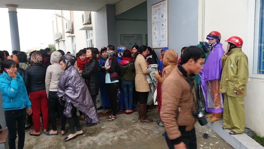 Hang tram cong nhan nhap vien khan cap sau bua an trua hinh anh