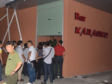 6 nguoi ngat sui bot mep trong quan karaoke khoa trai cua hinh anh