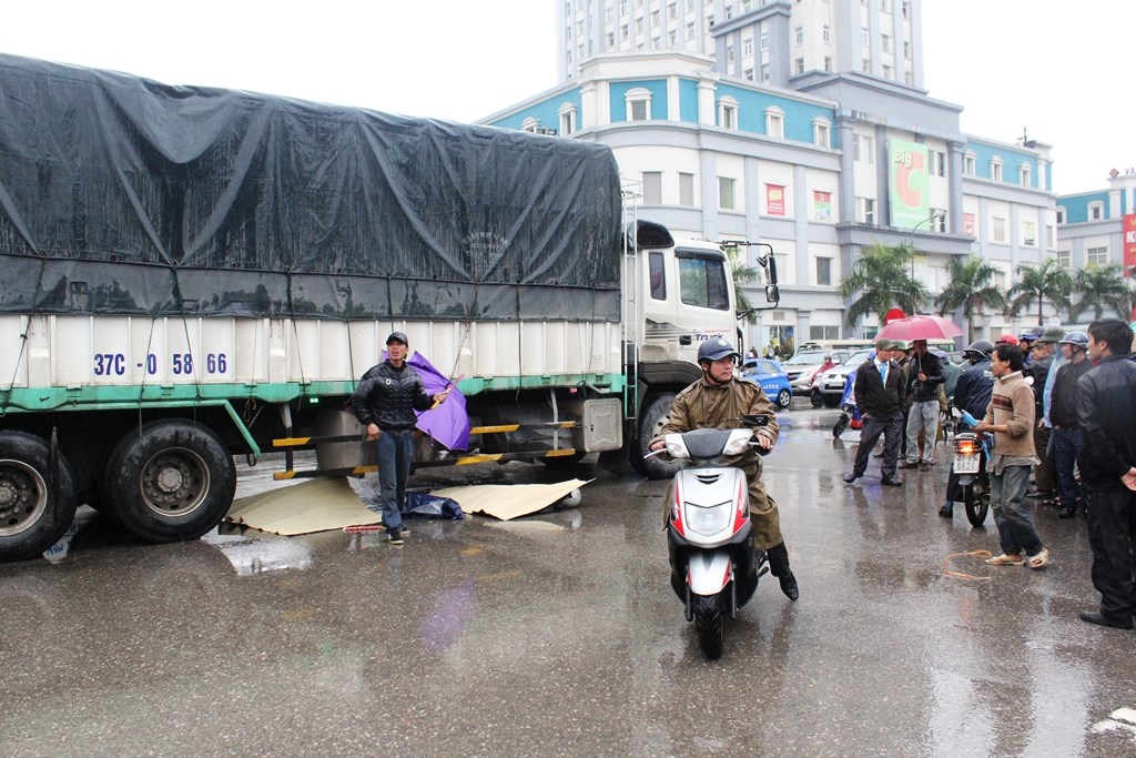 Hiện trường vụ tai nạn khiến hai cô gái trẻ chết thảm.