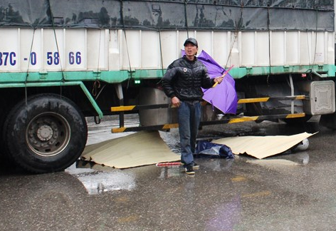 Hai chi em tu vong duoi gam xe tai hinh anh