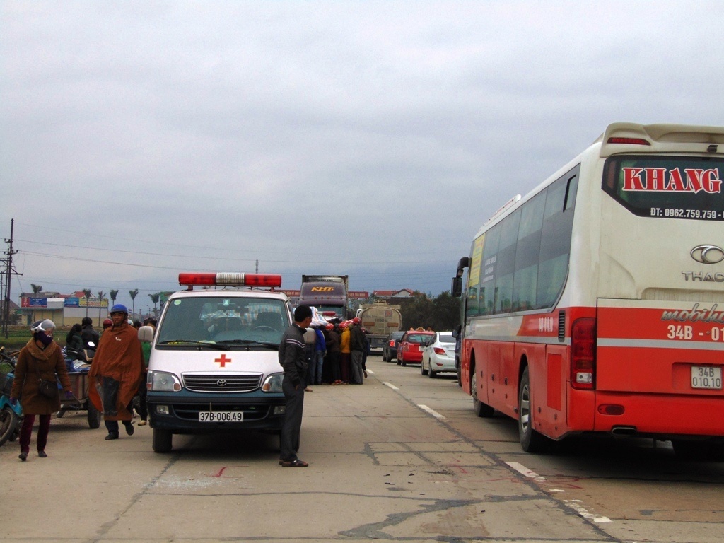 Hai thanh nien dam doi dau xe tai, tu vong tai cho hinh anh