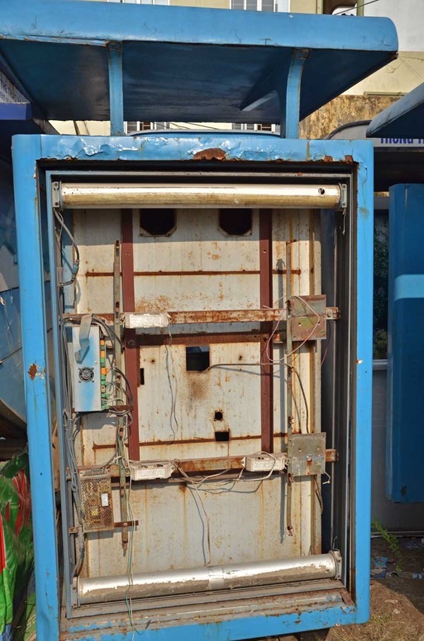 Những bảng mạch, nguồn điện trơ ra và chờ bán sắt vụn!