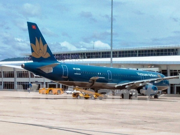 May bay Vietnam Airlines ha canh khan cap de cuu mot tre em hinh anh