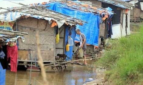 Ngôi nhà nhỏ nổi trên sông, nơi “vợ chồng” ông Thành chung sống hạnh phúc.