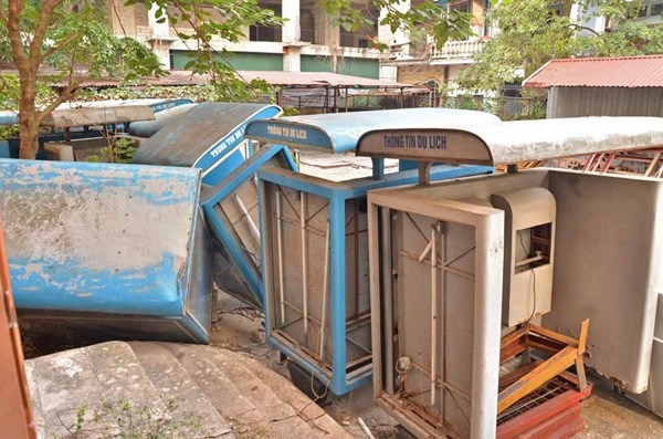 Sau khi bị thu hồi, những chiếc bốt này được đặt la liệt bên trong sân của Sở Văn hóa - Thể thao và Du lịch (Trần Phú, Hà Đông – Hà Nội)